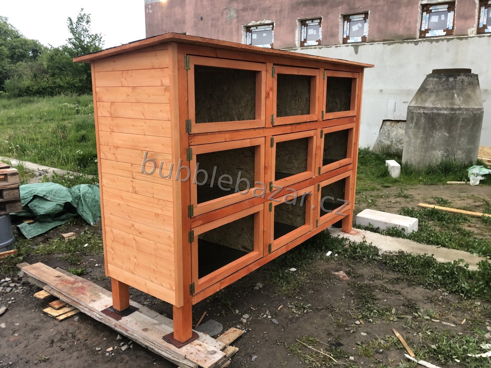 Nová venkovní dřevěná králíkárna s 9 kotci 80 × 80 cm, doprava zdarma